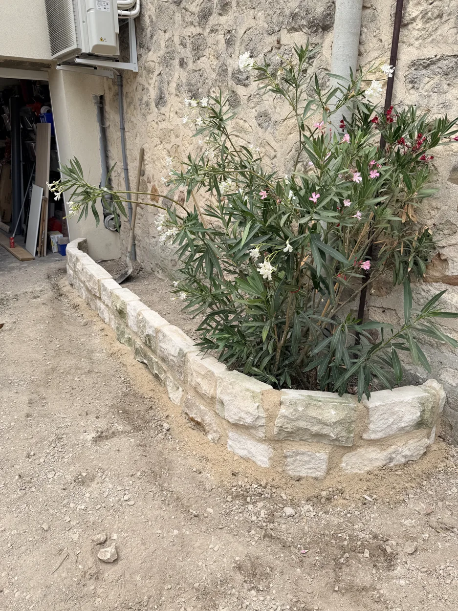 Retour arrondi de la jardinière maçonnée en pierre à Fresne-lès-Reims — SAS DERVAUX