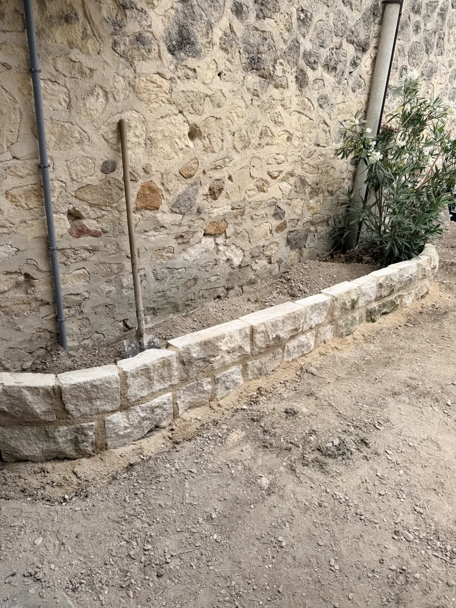 Muret de la jardinière le long du mur de la cour à Fresne-lès-Reims — SAS DERVAUX