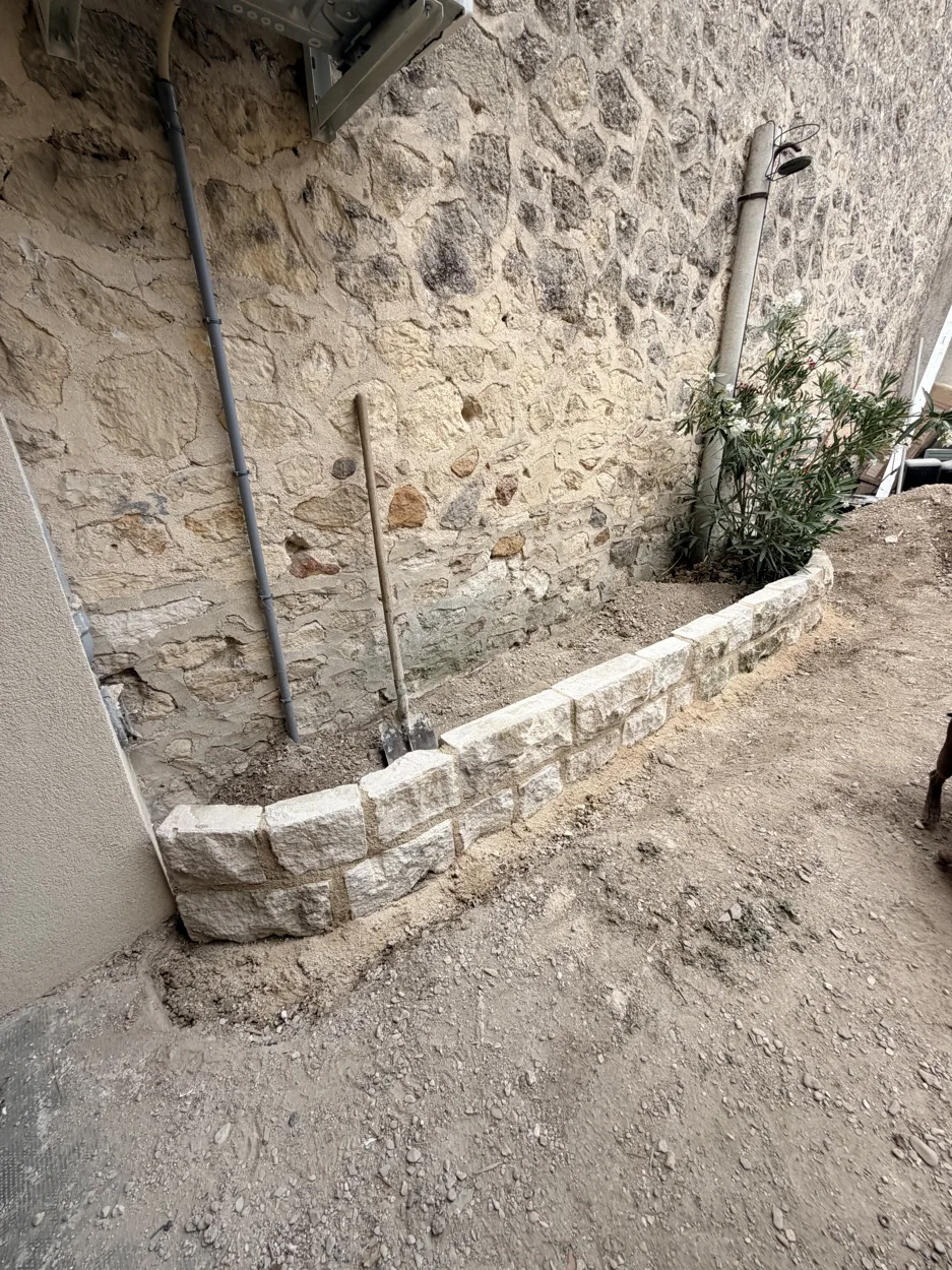 Vue d’ensemble de la jardinière et de son retour en pierre à Fresne-lès-Reims — SAS DERVAUX