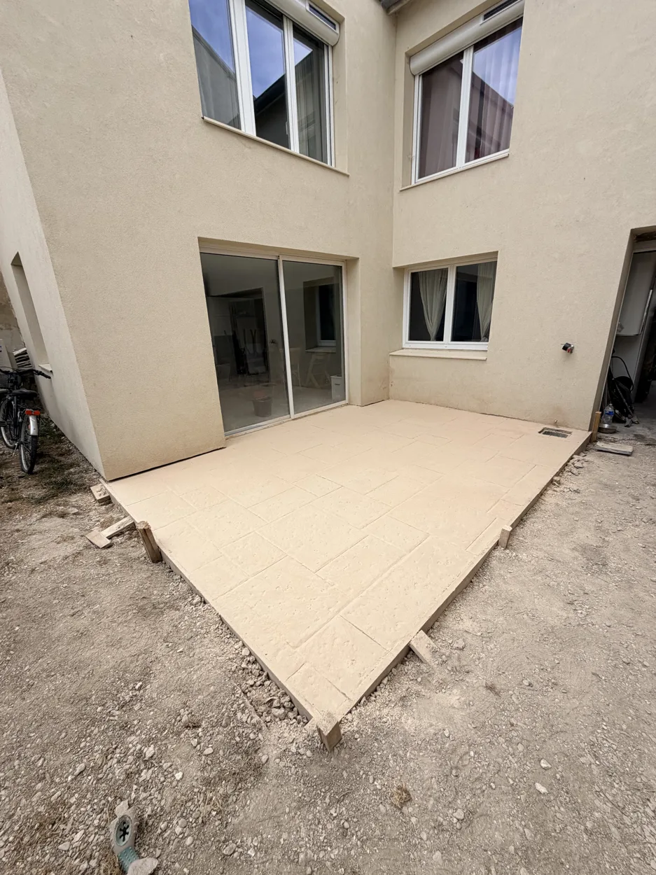 Vue d’ensemble de la terrasse après réalisation du béton imprimé à Fresne-lès-Reims — SAS DERVAUX