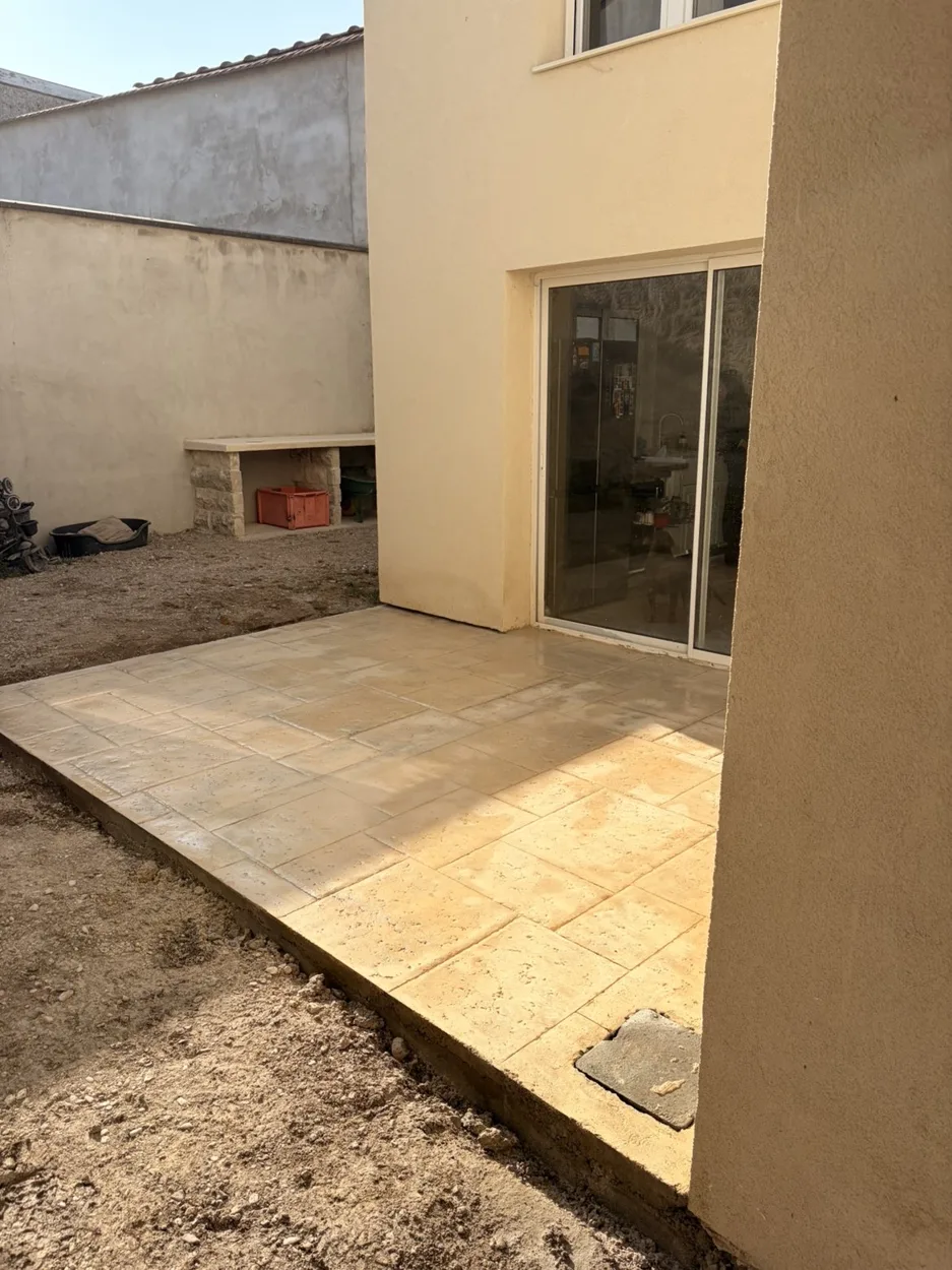 Terrasse en béton imprimé devant la baie vitrée à Fresne-lès-Reims — SAS DERVAUX