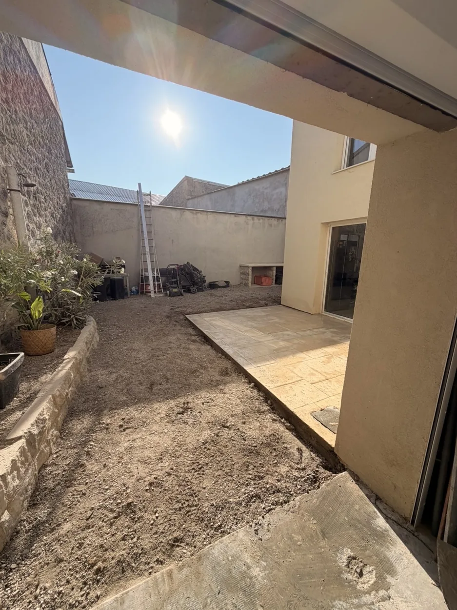 Vue de la terrasse et de la cour depuis la maison à Fresne-lès-Reims — SAS DERVAUX