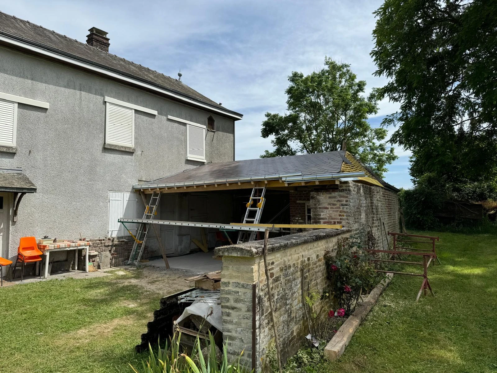 Vue extérieure de l’extension avec la couverture en cours de réalisation