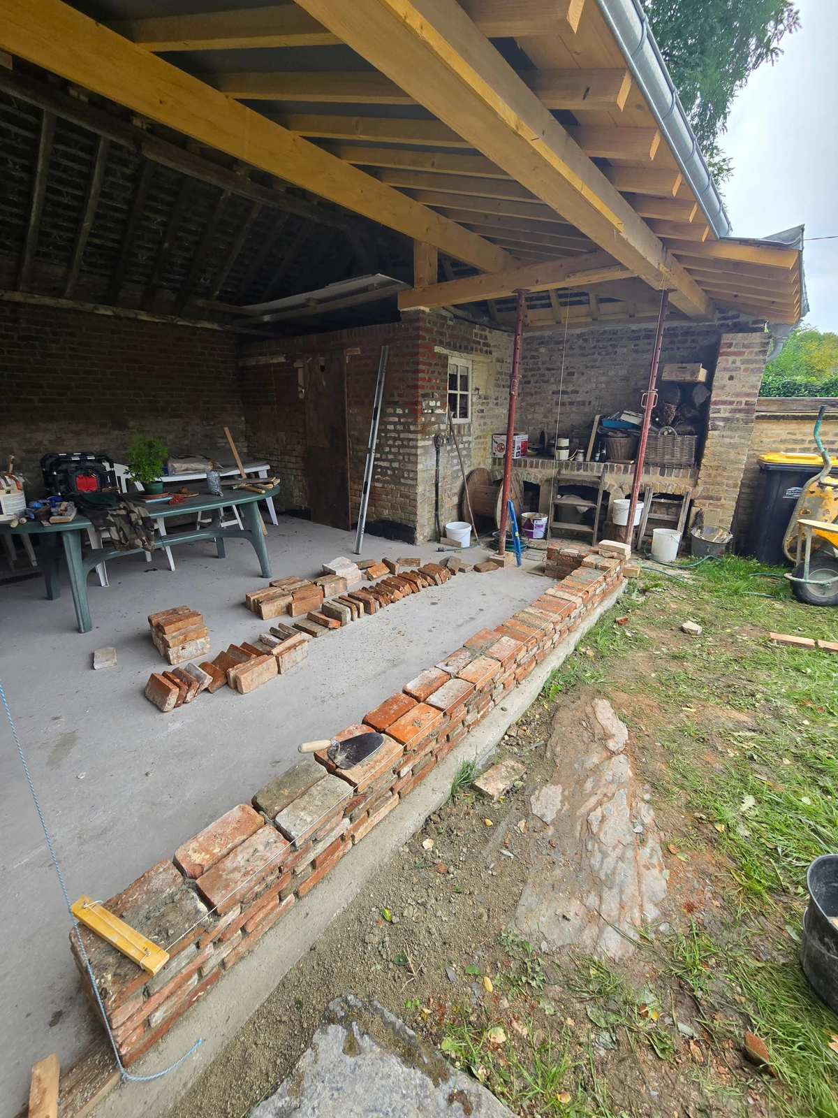 Montage du soubassement en briques