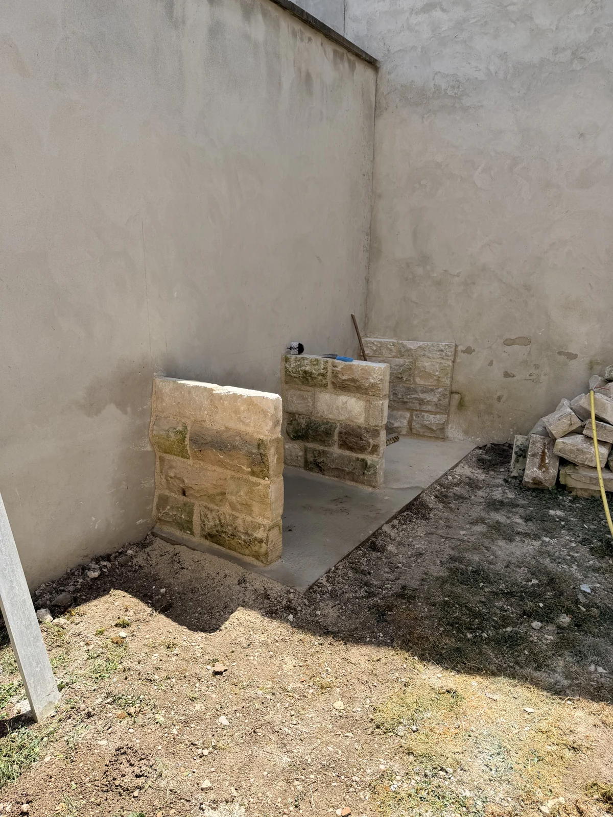Montage des supports en pierre de la cuisine d’été à Fresne-lès-Reims — SAS DERVAUX