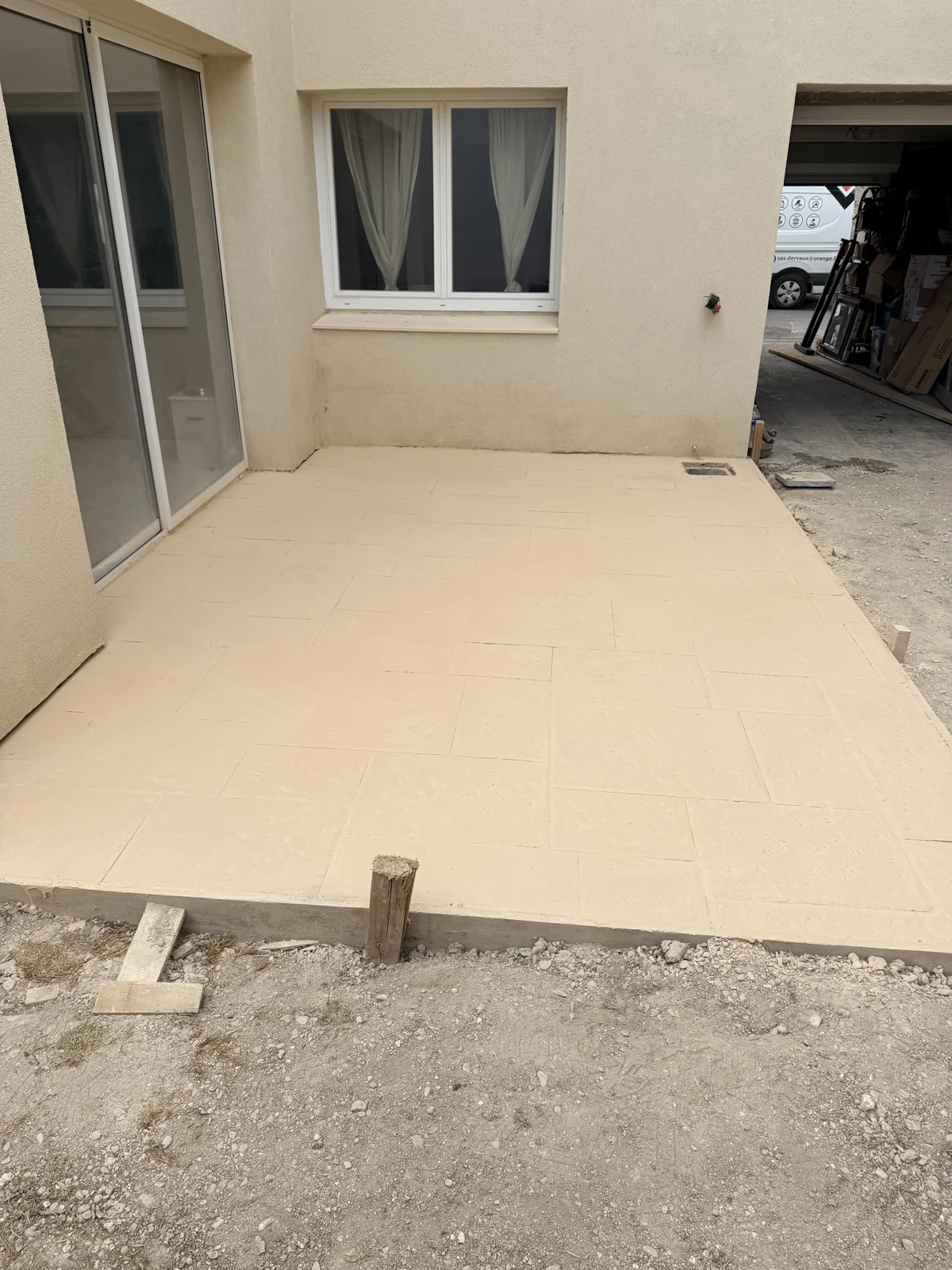 Béton imprimé et bordure de la terrasse devant la façade à Fresne-lès-Reims — SAS DERVAUX