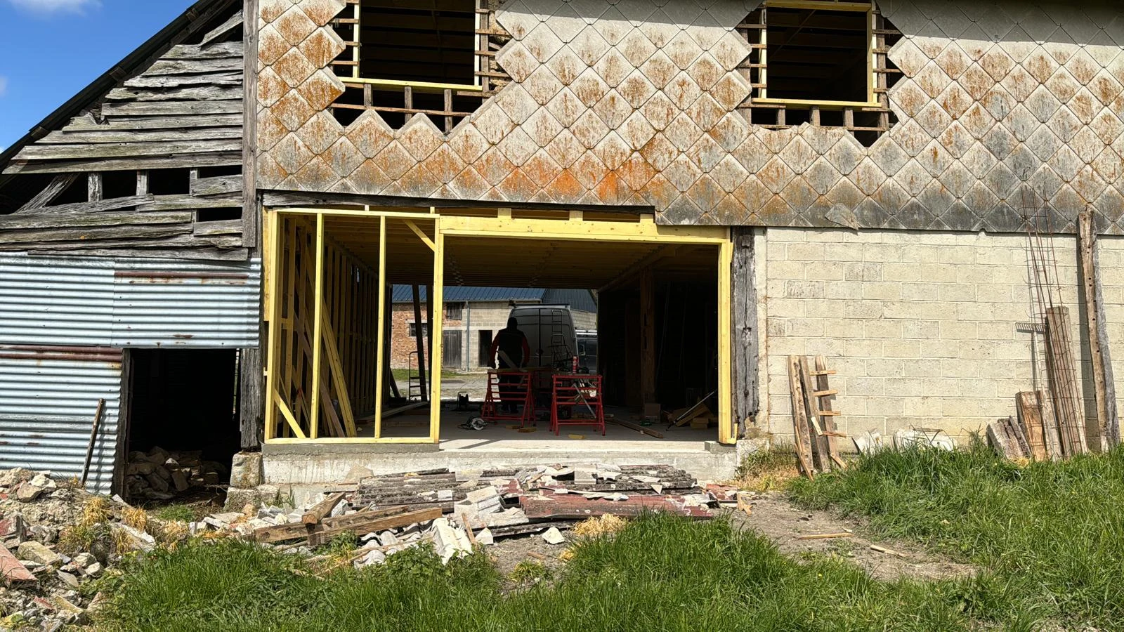 Vue des murs et du plancher bois depuis l’autre façade